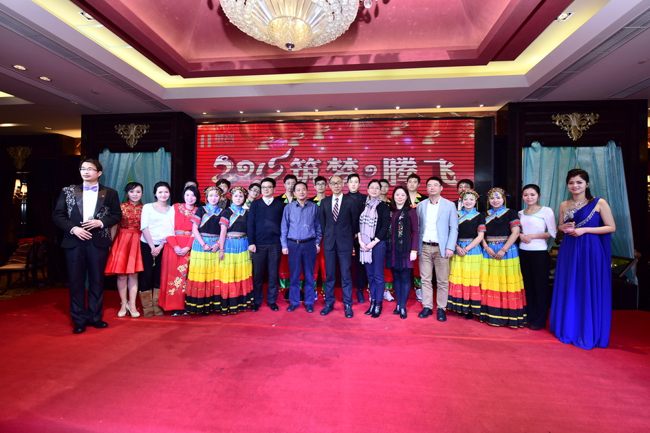 领导与演职人员合影